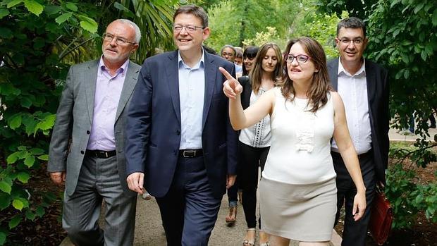 Antonio Montiel, Ximo Puig y Mónica Oltra, en el Botánico