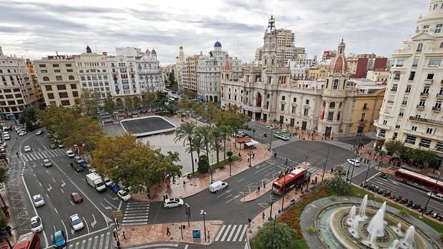 Vista de la plaza del Ayunyamiento durante el montaje de la pista de hielo