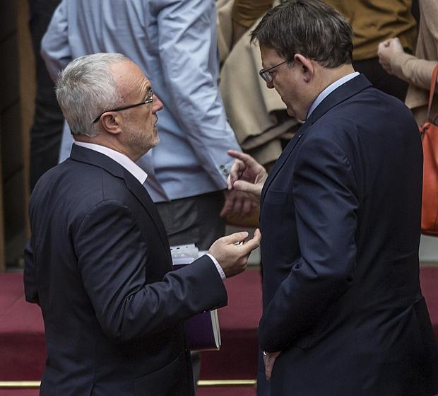 Puig y Montiel conversan en una imagen tomada el día 18 en las Cortes Valencianas