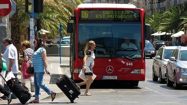 Imagen de archivo de un autobús urbano de Alicante