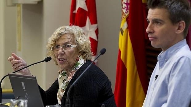 La alcaldesa de Madrid, Manuela Carmena, y el concejal de Transparencia, Pablo Soto