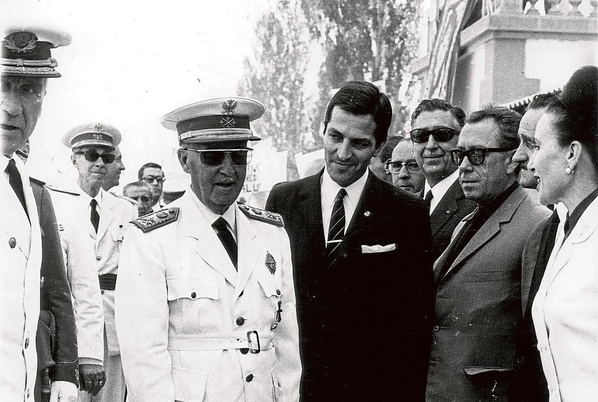 Franco, con Adolfo Suárez en julio de 1968, durante la inauguración del ferrocarril directo Madrid-Burgos