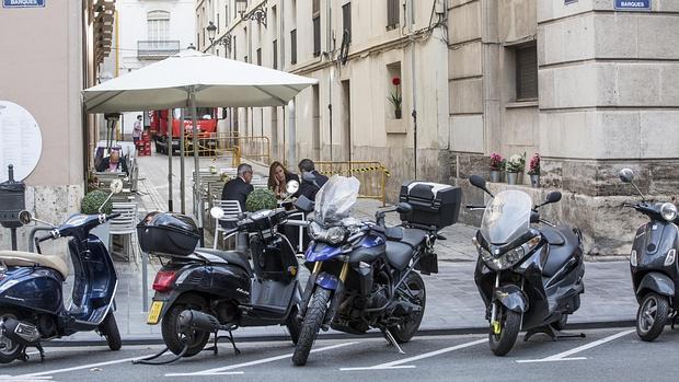 Imagen de los aparcamientos de motos en la calle Barcas frente a la salida de emergencia del Principal