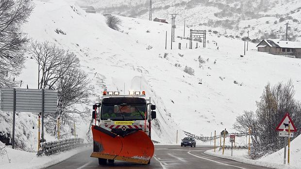 La nieve se ha instalado ya en el puerto de Pajares, en León