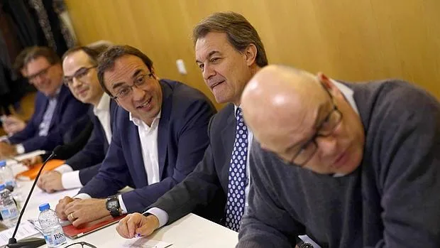El presidente de CDC y de la Generalitat en funciones, Artur Mas (2d), junto al coordinador general del partido, Josep Rull (3d)