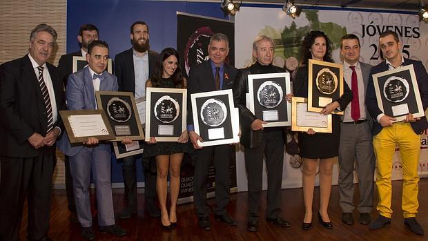 Todos los premiados con el presidente de la D.O. La Mancha y el consejero de Agricultura