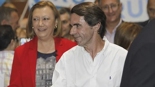 Aznar, junto a Luisa Fernanda Rudi, en un acto electoral de las autonómicas del 24-M, en Zaragoza