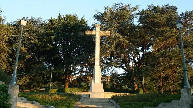 La Cruz de los Caídos que se alza en el monte de O Castro