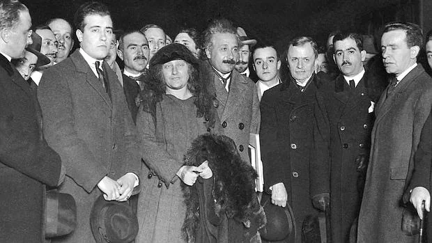 Albert Einstein, en su llegada a Madrid, en la Estación de Mediodía