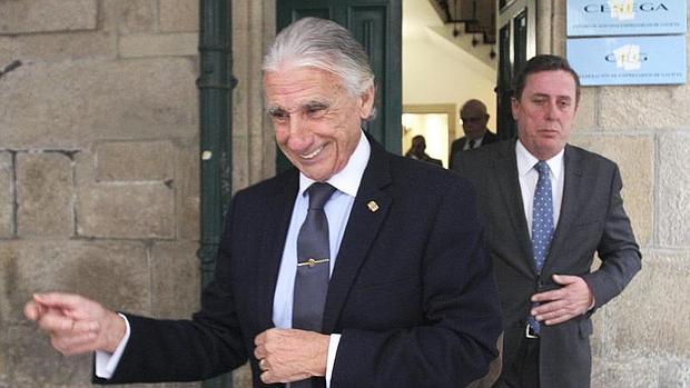 Fernández Alvariño, acompañado de Javier Garrido (Aproin), a su salida ayer de la CEG