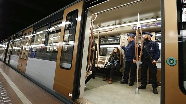 Policías belgas patrullan en el metro de Bruselas (Bélgica), este miércoles