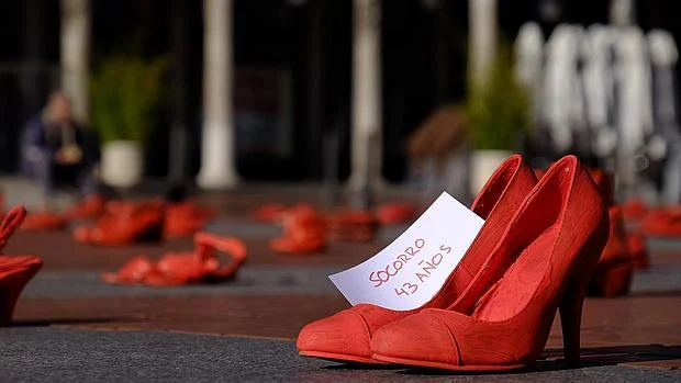 Instalación artística «Zapatos Rojos», réplica de la obra de Elina Chauvet, en la Plaza Mayor de Valladolid, con motivo del Día Internacional contra la Violencia de Género
