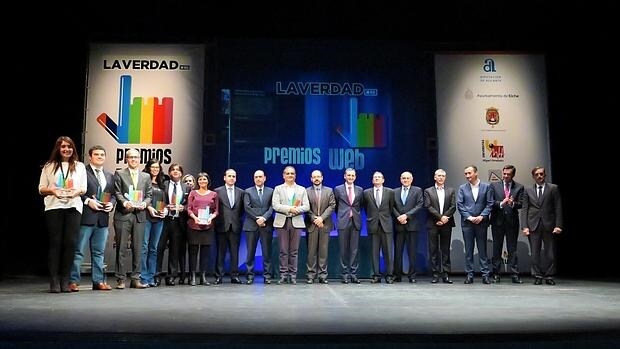 Foto de familia con los ganadores de premios, representantes de las instituciones alicantinas y miembros de la plantilla del periódico La Verdad