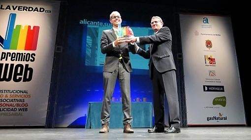 Bernat Sirvent (d), encargado de la sección de Economía de La Verdad de Alicante, entrega otro de los premios