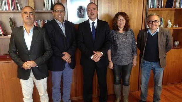 Los representantes de la Asociación de la Prensa, con el alcalde Hidalgo (c.)