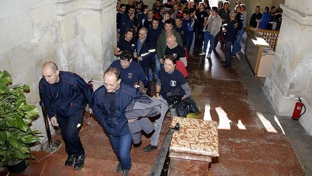 Miembros del cuerpo de bomberos acceden al palacio consistorial