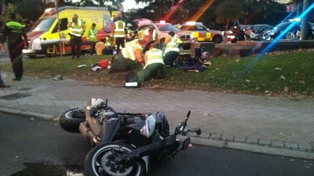 El Samur atiende a los implicados en el accidente, a la altura de la plaza de Lima