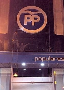 El nuevo logo del PP ya está en su fachada de la calle Génova