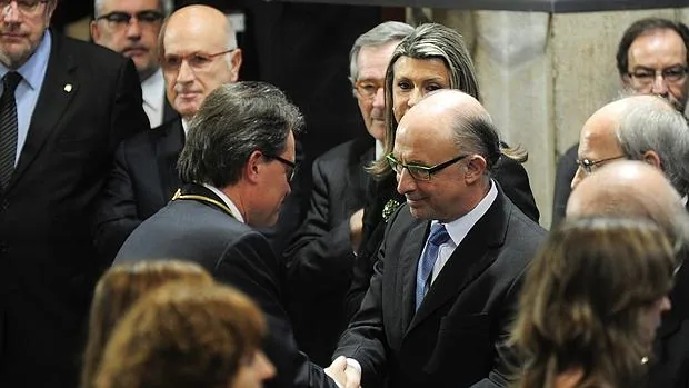 El presidente de la Generalitat, Artur Mas, con el ministro de Hacienda, Cristóbal Montoro