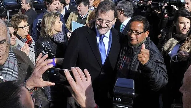 Rajoy se fotografía con un vecino castellanomanchego en Albacete