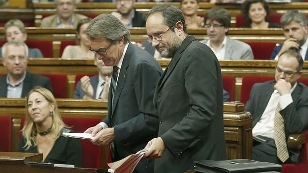 El diputado de la CUP, Antonio Baños, junto al presidente de la Generalitat en funciones, Artur Mas