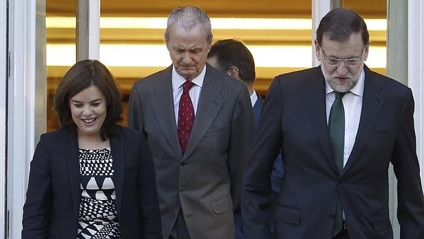 Soraya Sáenz de Santamaría, Pedro Morenés y Mariano Rajoy, en La Zarzuela