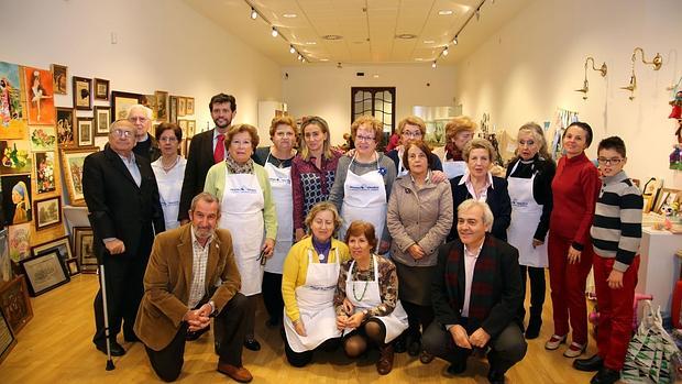 La alcaldesa, Milagros Tolón, asistió a la inauguracion del mercadillo