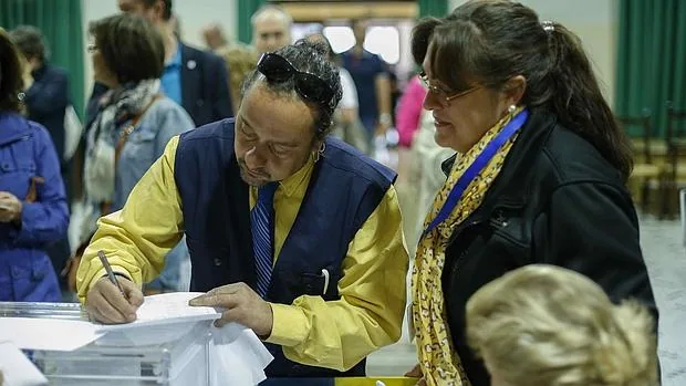 Llegada del voto por correo a un colegio electoral de Madrid