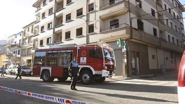 Efectivos del cuerpo de Bomberos junto al edificio de Ciudad Rodrigo en el que se ha declarado el incendio