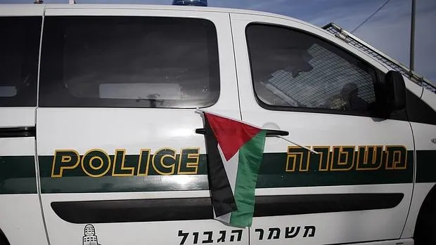 Una bandera palestina en un coche policial israelí