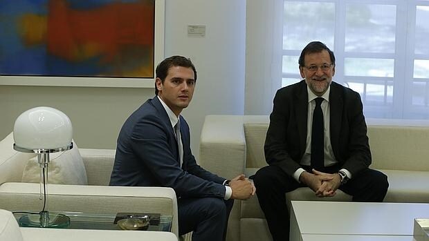 Mariano Rajoy junto a Albert Rivera en la visita del líder de C's a Moncloa