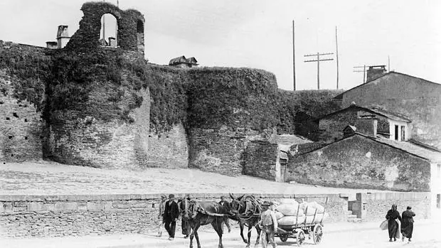 Lugo, 1928. Paisaje de la ciudad con la muralla al fondo