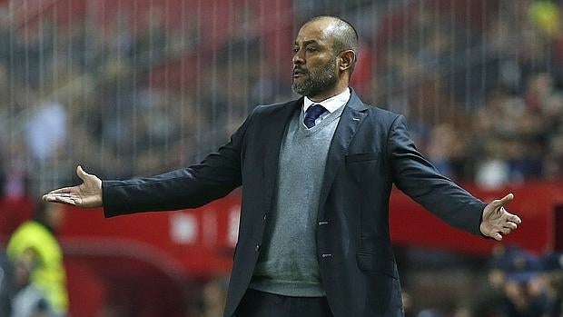 Nuno, durante su último partido al frente del Valencia