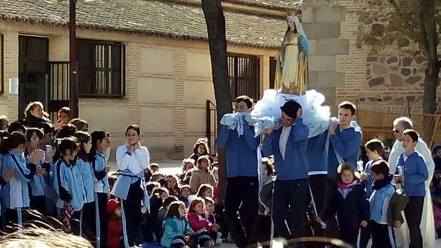 Los alumnos de Tavera, durante la procesión con la imagen de la Virgen Milagrosa