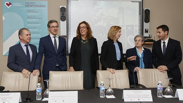 La consejera de Familia y la presidenta de la Diputación, junto a representantes de ABC y de las Hermanas Hospitalarias