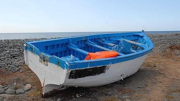 Una patera en una playa del Archipiélago