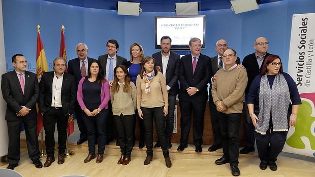 La consejera de Familia (centro), junto a los socios colaboradores del proyecto