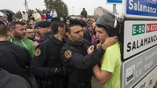 Antidisturbios desenganchan al joven encadenado a una señal en el Toro de la Vega