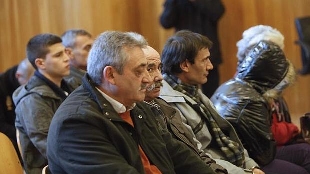 Algunos de los acusados durante la sesión del juicio finalmente suspendida