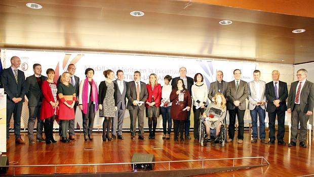 Los premiados con el presidente de la Junta, Emiliano García-Page