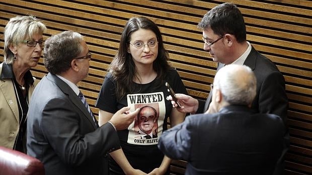 Imagen de archivo de Mónica Oltra en las Cortes, con una de sus camisetas de protesta