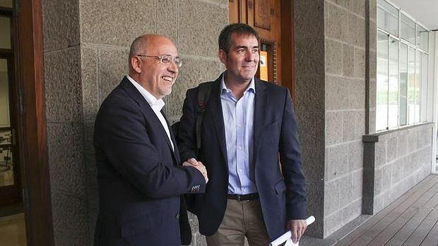 Morales (i.) recibe a Clavijo en el Cabildo de Gran Canaria, hace tres meses
