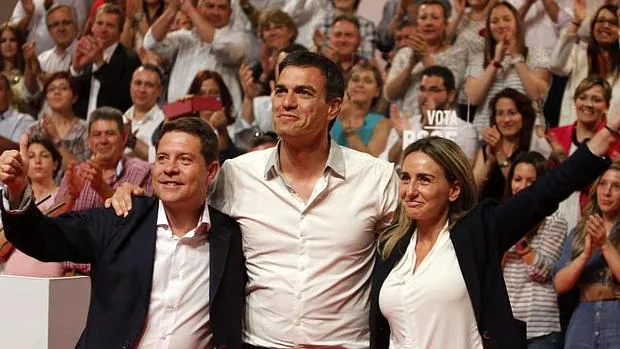 Pedro Sánchez con Emiliano García-Page y Milagros Tolón en el mitin que ofreció en mayo en el Palacio de Congreso