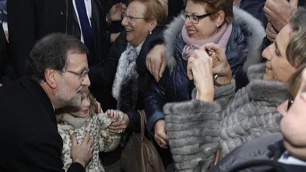 Mariano Rajoy se fotografía con una niña, este martes en Benavente