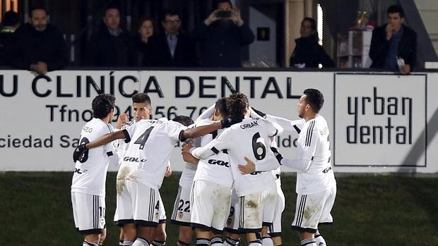 Los jugadores del Valencia celebran el segundo gol