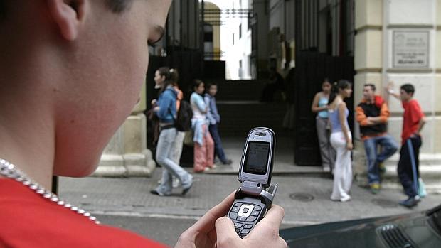 El Gobierno aragonés forma a «ciberayudantes» en los colegios para prevenir el acoso en internet