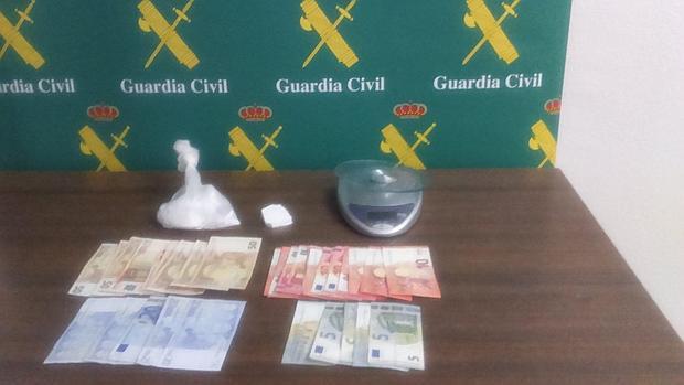 Droga y dinero incautado por la Guardia Civil