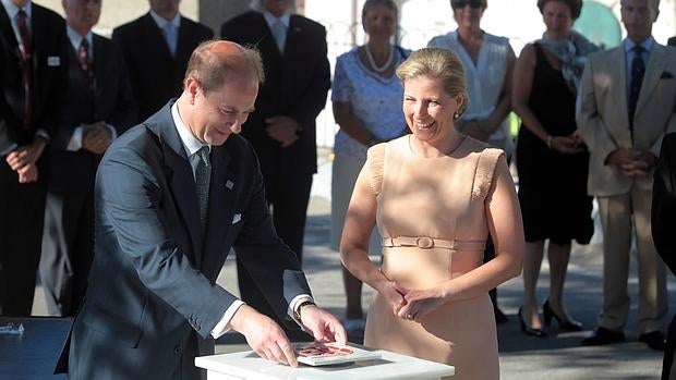 Eduardo de Inglaterra, hijo menor de Isabel II, junto a su esposa Sophie Rhys-Jones, en Gibraltar