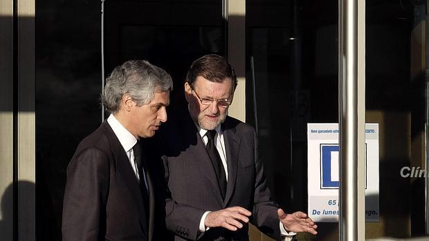 El presidente del Gobierno, Mariano Rajoy, junto a Adolfo Suárez Illana