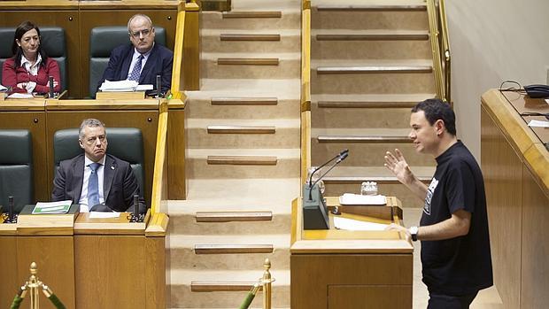 Iñigo Urkullu escucha a Hasier Arraiz (Bildu) en el Parlamento vasco